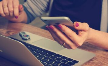 Dlaczego telefon nie ładuje się w samochodzie?