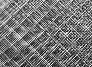 Jak wyprowadzić rurę od okapu na zewnątrz?